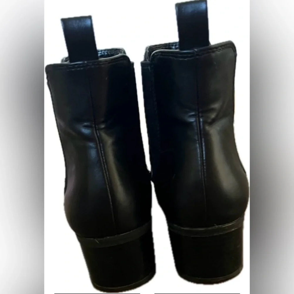 Women’s black leather pull on ankle boots with elastic panels. Size 8.5